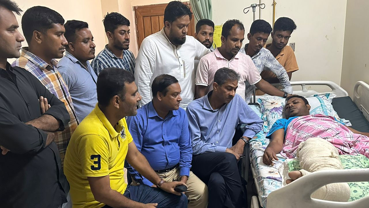 যুবদলের কেন্দ্রীয় নেতা আহত সাজিদ হাসান বাবুকে দেখতে পঙ্গু হাসপাতালে যান বিএনপির মিডিয়া সেলের প্রতিনিধিরা। ছবি : কালবেলা
