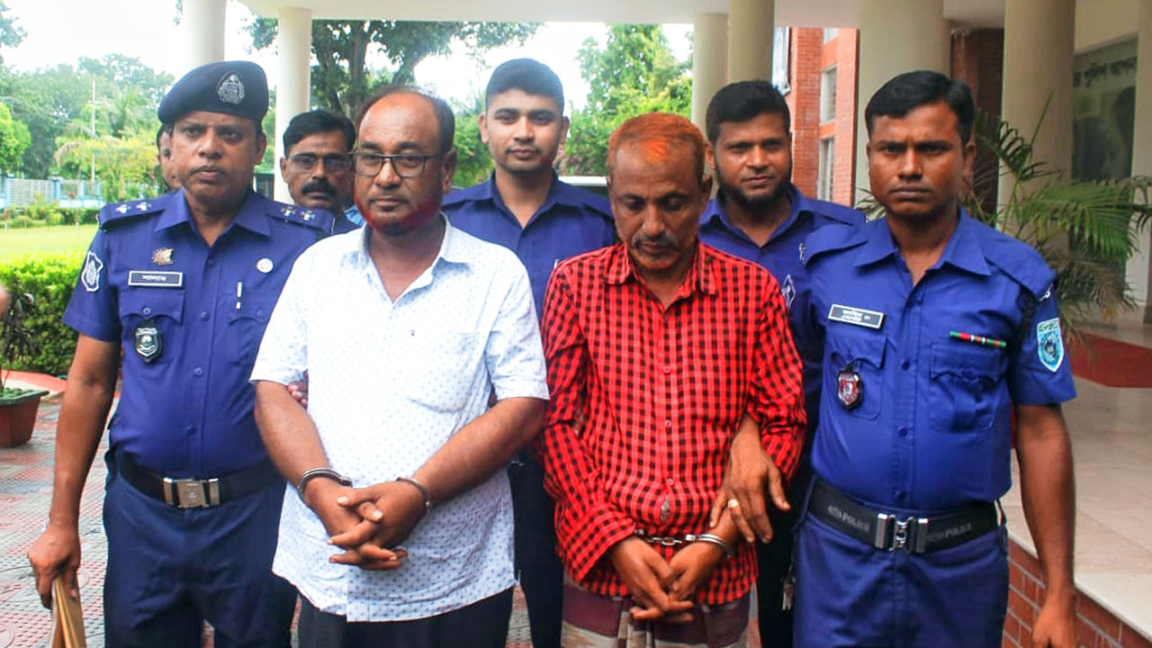 গ্রেপ্তারকৃত ২ আসামিকে আদালতে নেওয়া হয়েছে। ছবি : সংগৃহীত