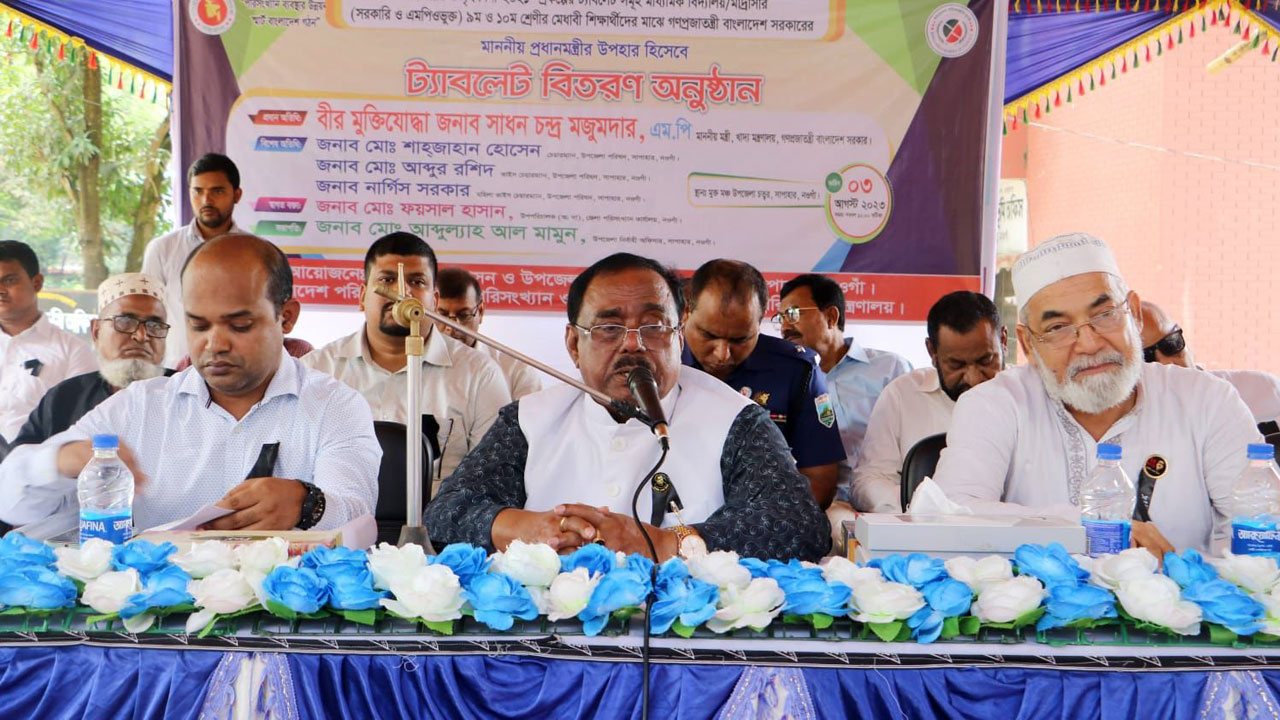নওগাঁয় শিক্ষার্থীদের মধ্যে ট্যাব বিতরণ অনুষ্ঠানে বক্তব্য দেন খাদ্যমন্ত্রী সাধন চন্দ্র মজুমদার। ছবি : কালবেলা