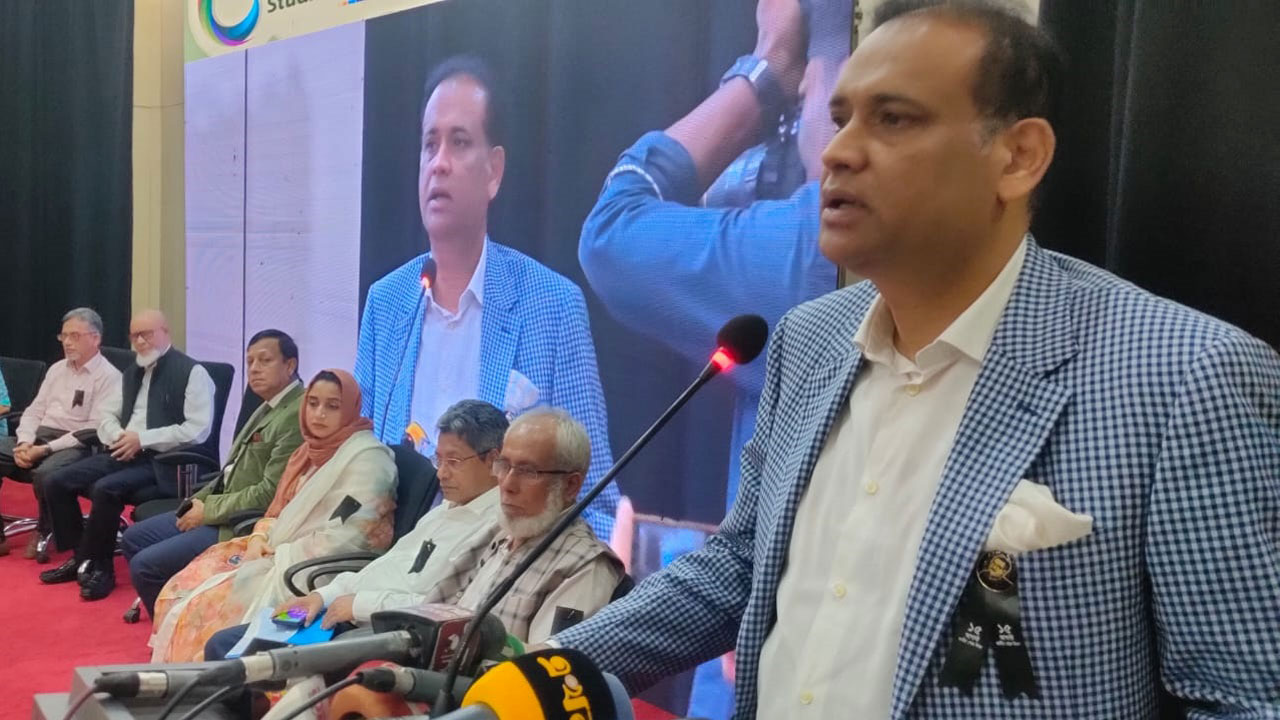সিসিআরএসবিডির আয়োজিত সেমিনারে বক্তব্য দেন ভূমিমন্ত্রী সাইফুজ্জামান চৌধুরী জাবেদ। ছবি : কালবেলা