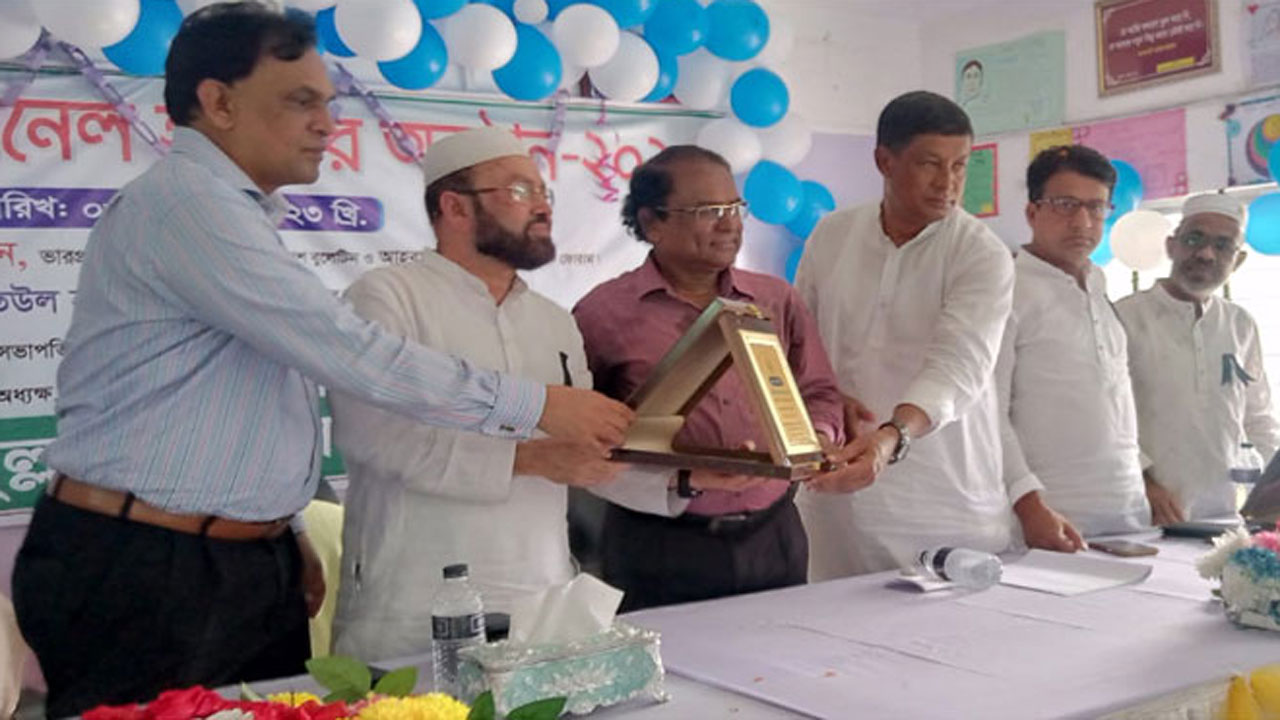 সাংবাদিক রফিকুল ইসলাম রতনকে সম্মাননা দেওয়া হয়েছে। ছবি : সংগৃহীত