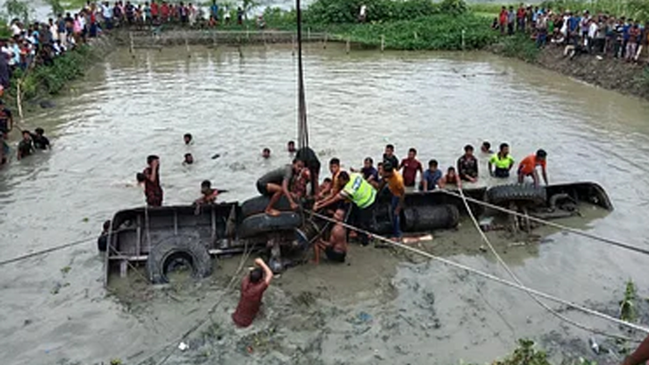 ঝালকাঠিতে বাস দুর্ঘটনা। পুরোনো ছবি