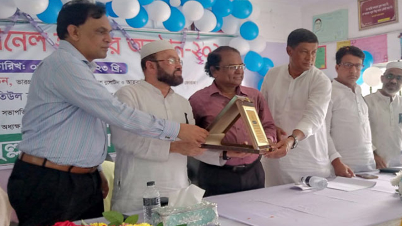 সম্মাননা পেলেন সাংবাদিক রফিকুল ইসলাম রতন। ছবি : সংগৃহীত