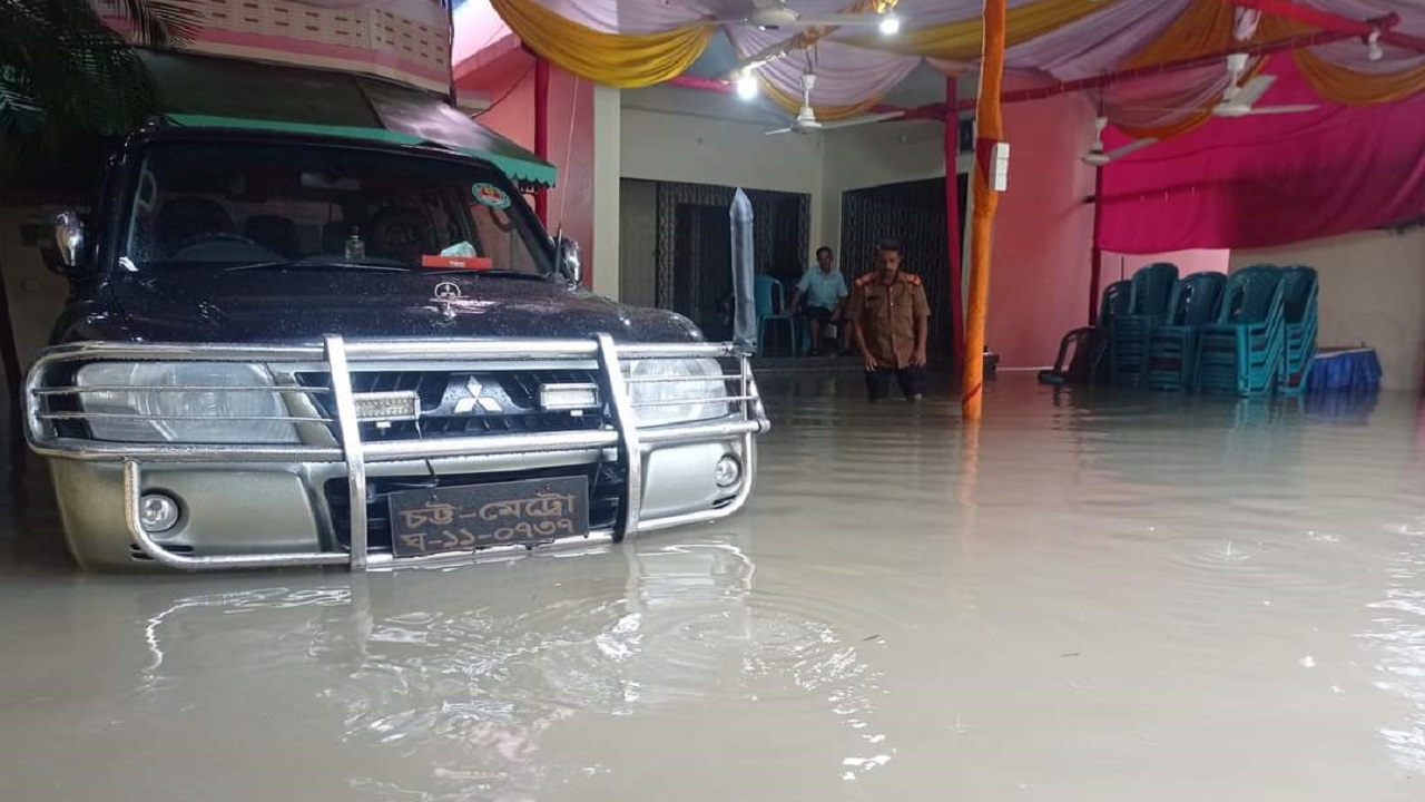 চসিক মেয়র রেজাউল করিম চৌধুরীর বাড়িতে হাঁটুপানি। ছবি : কালবেলা