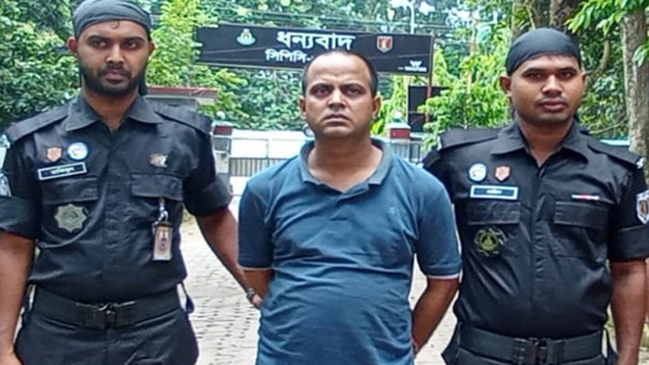 ১০ বছর আত্মগোপনের পর ধরা পড়ে ১৪ বছরের সাজাপ্রাপ্ত আসামি আব্দুল খালেক। ছবি : কালবেলা