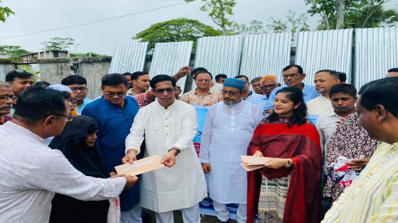 শরীয়তপুরে অসহায় ও দুস্থ পরিবারের মাঝে টিন ও নগদ অর্থ বিতরণ অনুষ্ঠানে আলহাজ নাহিম রাজ্জাক। ছবি: কালবেলা
