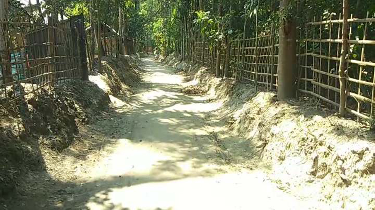 পাইকগাছায় অর্ধেক কাজ করে পালিয়েছে ঠিকাদার। ছবি: কালবেলা
