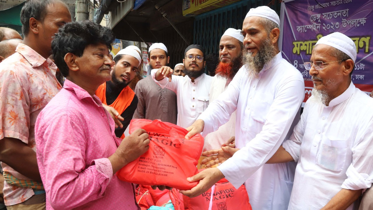 ডেঙ্গু সচেতনতায় রাজধানীতে মশারি বিতরণ করছে ইসলামী আন্দোলন বাংলাদেশ। ছবি : কালবেলা