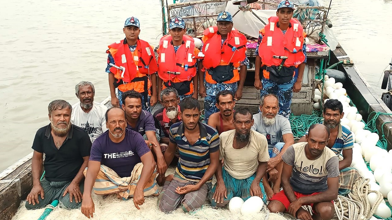 ১১ জেলেসহ ইঞ্জিন বিকল হয়ে বঙ্গোপসাগরে ভাসতে থাকা ফিশিং বোট নিয়ে ফিরছেন কোস্টগার্ড সদস্যরা। ছবি : কালবেলা