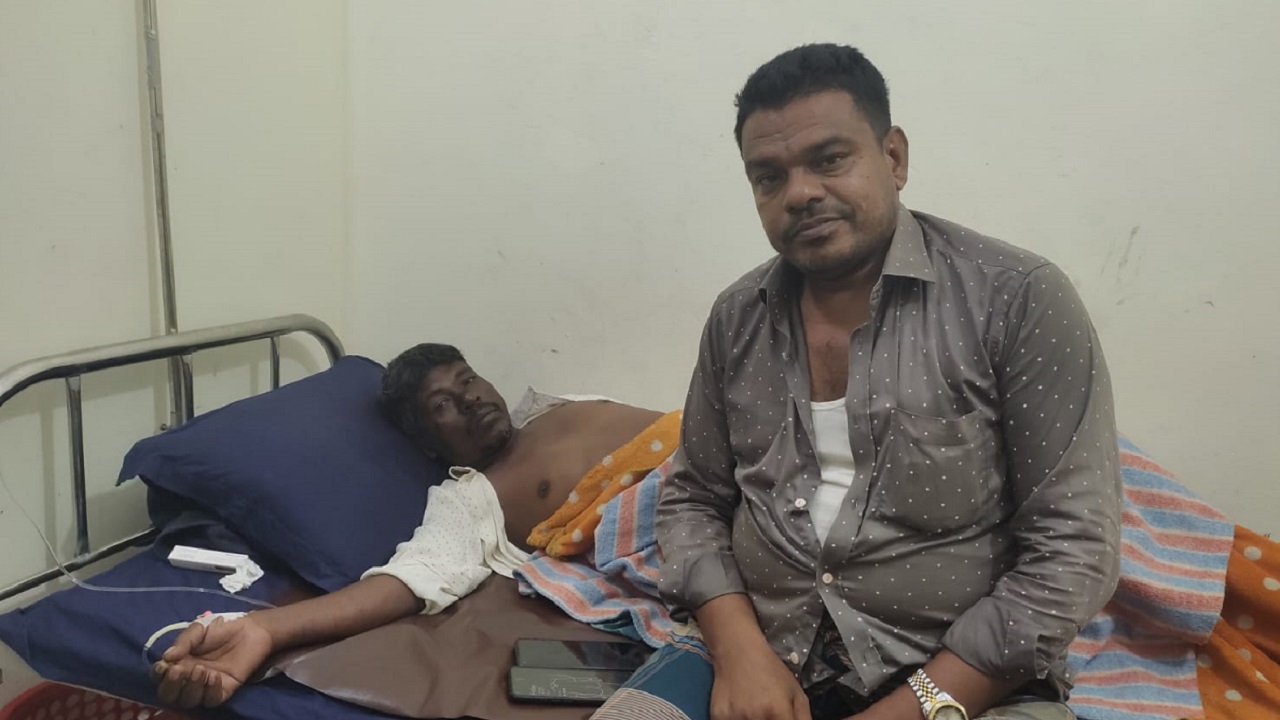আনোয়ারা হাসপাতালে চিকিৎসা নিচ্ছেন জেলেরা। ছবি : কালবেলা
