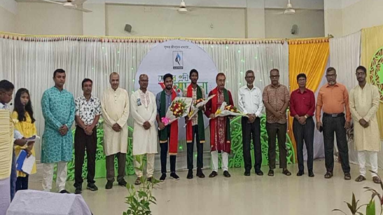 সম্মাননাপ্রাপ্ত গুণীদের সঙ্গে অতিথি ও আলোর প্রদীপের সদস্যরা। ছবি : কালবেলা