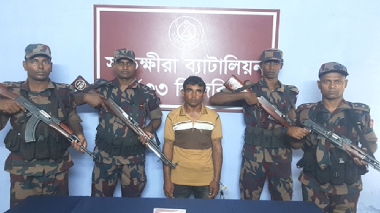 বিজিবির হাতে গ্রেপ্তারকৃত মোস্তাফিজুর রহমান।