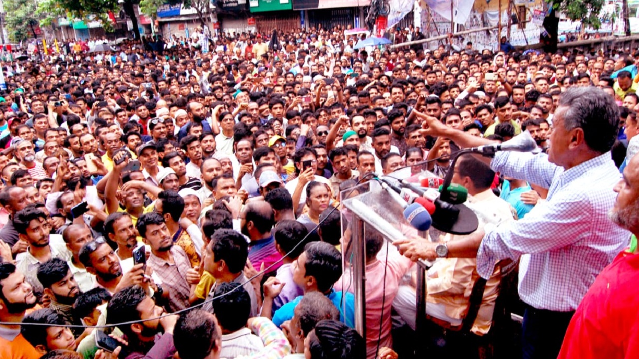 চট্টগ্রামে প্রতিবাদ সমাবেশে বিএনপির স্থায়ী কমিটির সদস্য আমীর খসরু মাহমুদ চৌধুরী। ছবি : কালবেলা