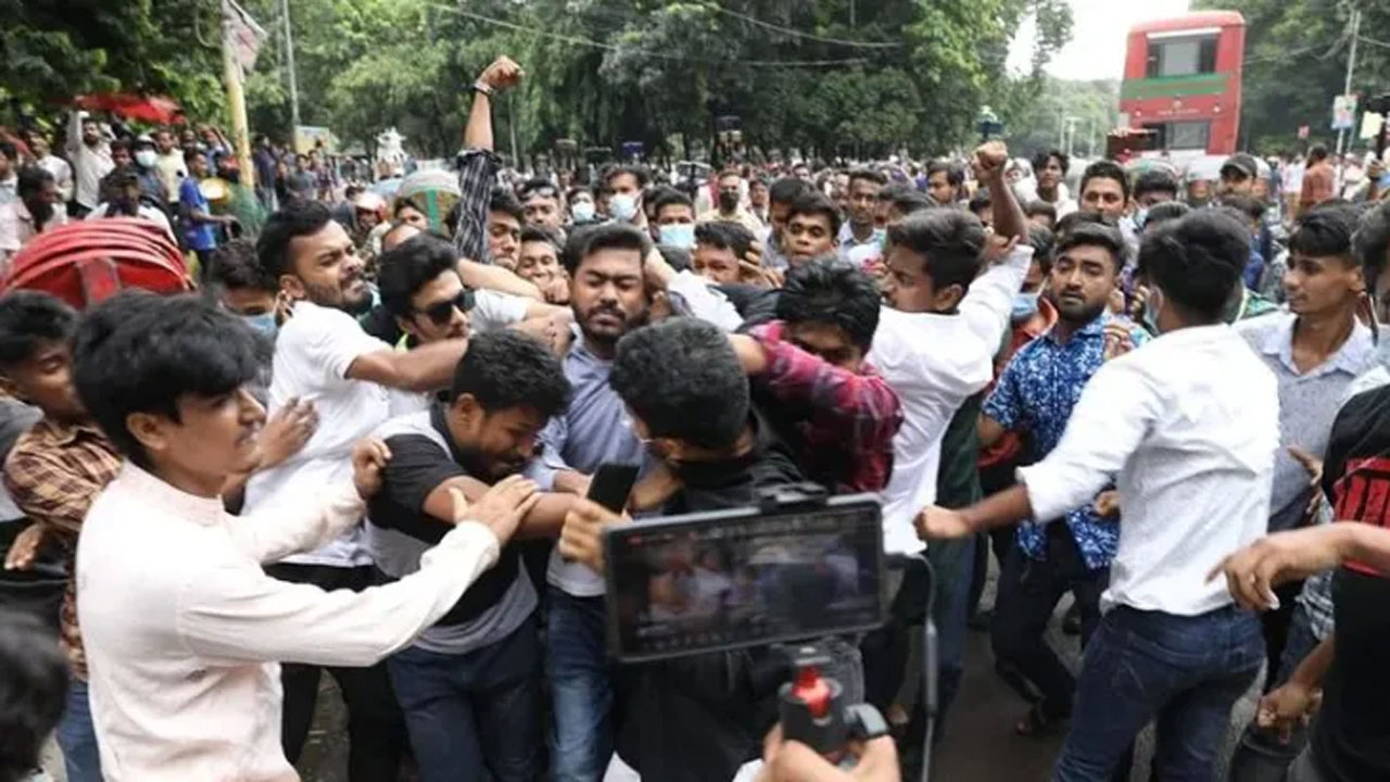 গত বুধবার (২ আগস্ট) টিএসসিতে নুরের ওপর হামলা করে ছাত্রলীগ। ছবি: সংগৃহীত