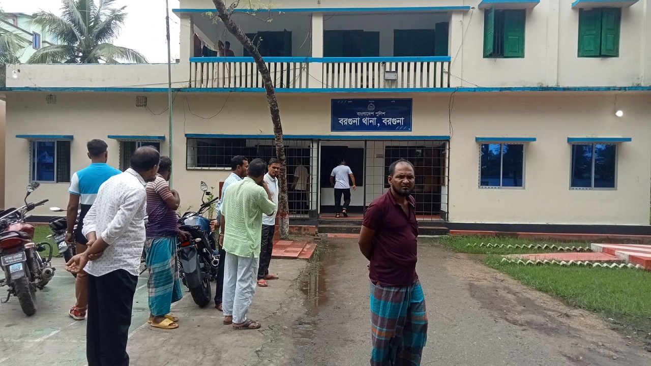 বরগুনা সদর থানার সামনে নিহত শিশুদের স্বজনরা। ছবি : কালবেলা