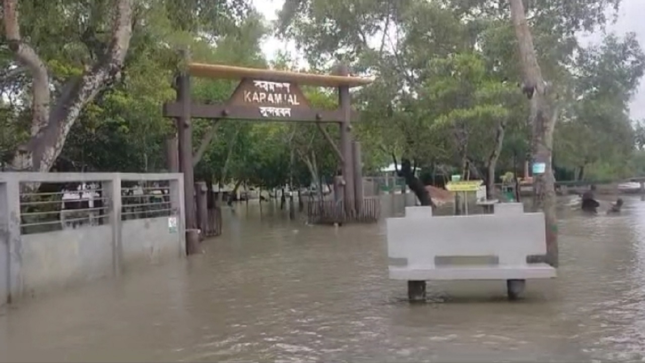 জোয়ারের পানিতে তলিয়ে গেছে পূর্ব সুন্দরবনের করমজল এলাকার নিম্নাঞ্চল। ছবি : কালবেলা