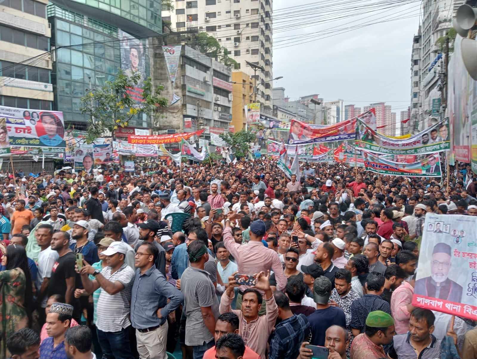 বৃষ্টি উপেক্ষা করে সমাবেশ উপস্থিত হয়েছেন বিএনপি নেতাকর্মীরা।