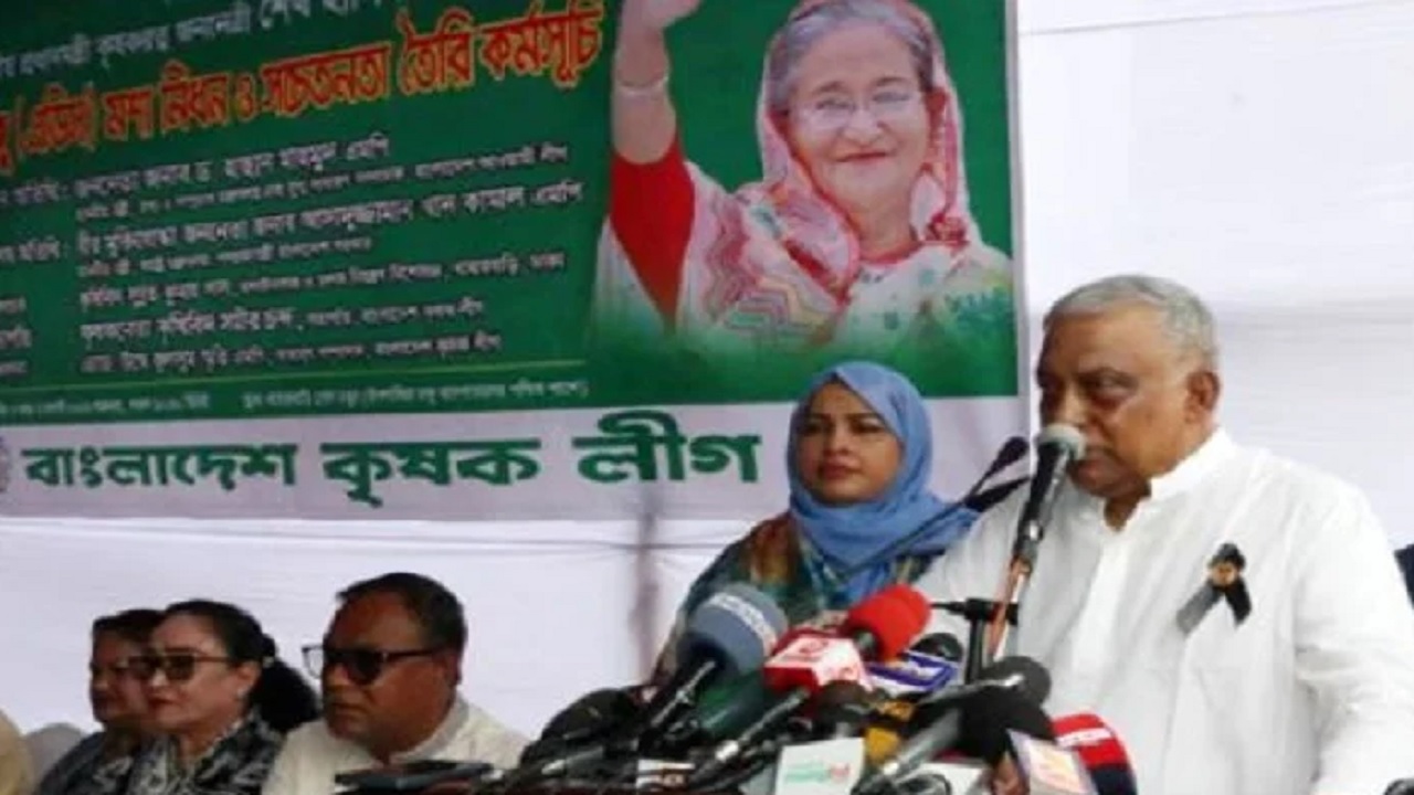 খামারবাড়ি গোলচত্বর এলাকায় কৃষক লীগ আয়োজিত এডিস মশা নিধন ও সচেতনতা তৈরি অনুষ্ঠানে কথা বলেন স্বরাষ্ট্রমন্ত্রী। ছবি : সংগৃহীত