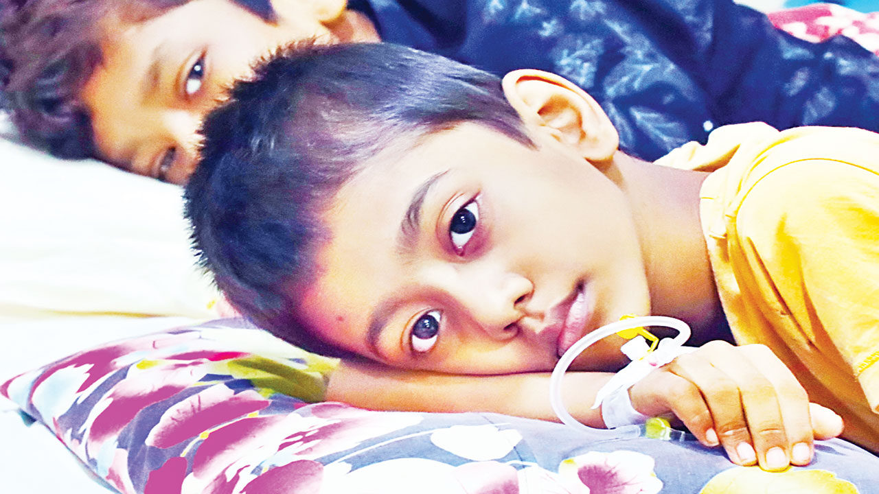 রাজধানীর একটি হাসপাতালে চিকিৎসাধীন ডেঙ্গু আক্রান্ত এক শিশু। ছবি: কালবেলা