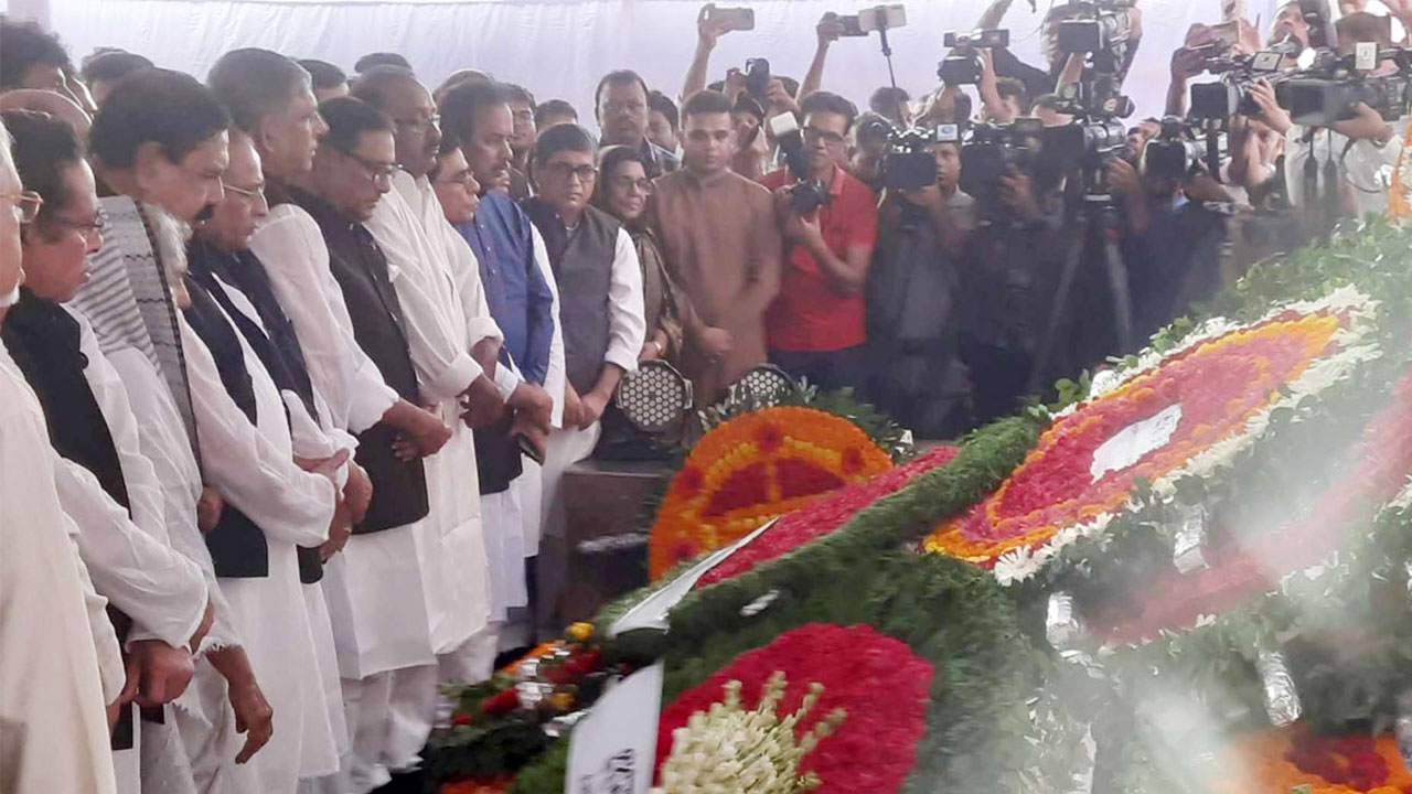 শেখ কামালের প্রতিকৃতিতে আওয়ামী লীগের শ্রদ্ধা। ছবি : সংগৃহীত