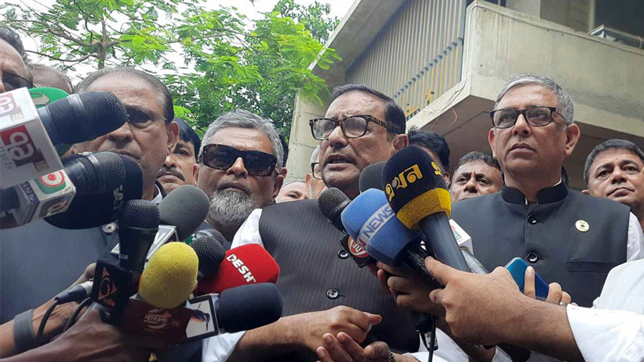 বনানী কবরস্থানে শেখ কামালের সমাধিতে শ্রদ্ধা শেষে বক্তব্য দিচ্ছেন আওয়ামী লীগের সাধারণ সম্পাদক ওবায়দুল কাদের। ছবি : সংগৃহীত