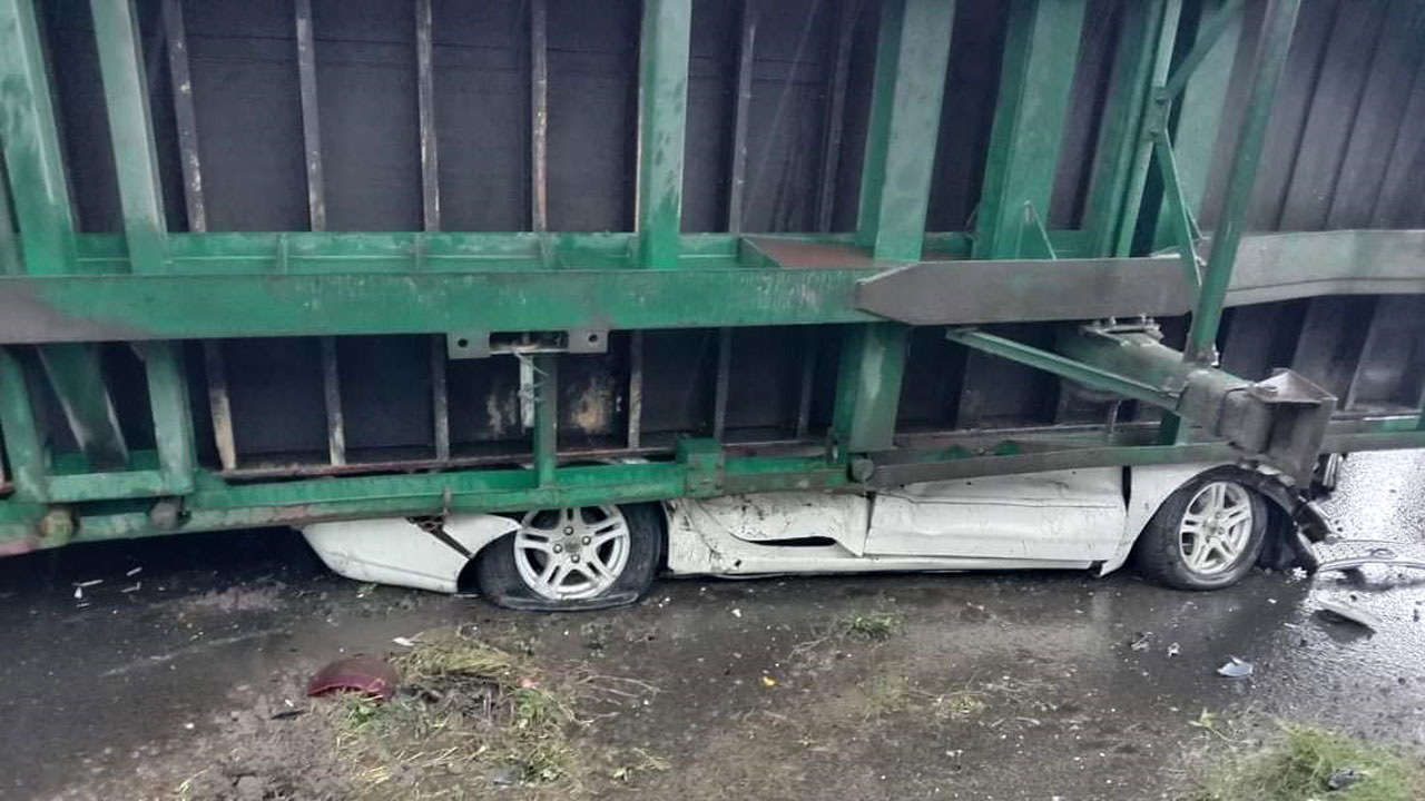 প্রাইভেটকারের ওপর কাভার্ডভ্যান। ছবি : কালবেলা