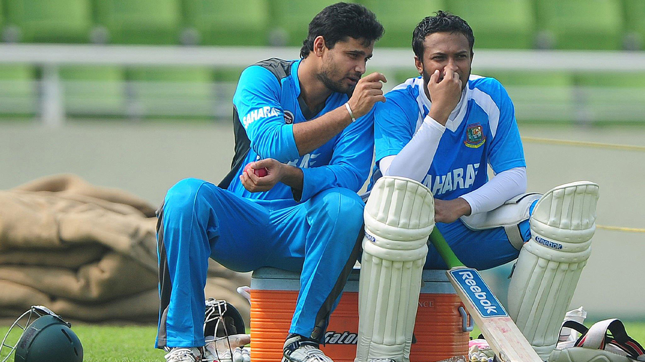 সাবেক অধিনায়ক মাশরাফী বিন মোর্ত্তজা ও সাকিব আল হাসান। ছবি : সংগৃহীত