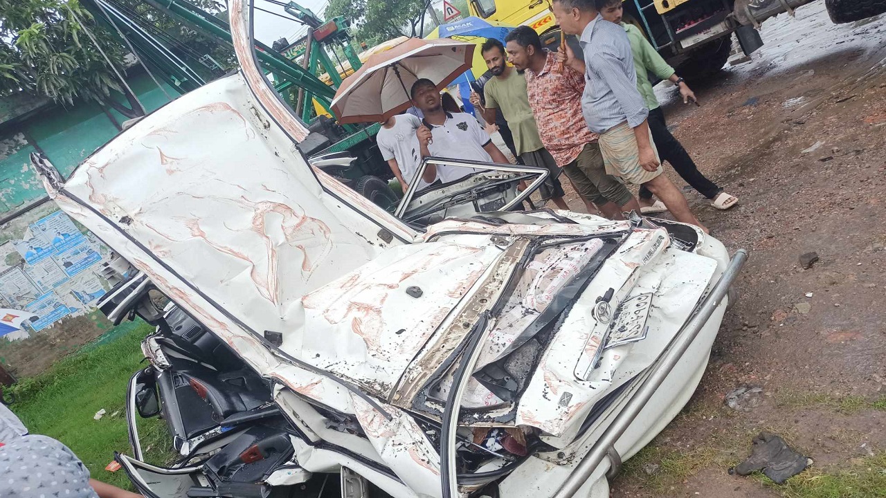 সীতাকুণ্ডে দুর্ঘটনাকবলিত দুমড়েমুচড়ে যাওয়া প্রাইভেটকার। ছবি : কালবেলা