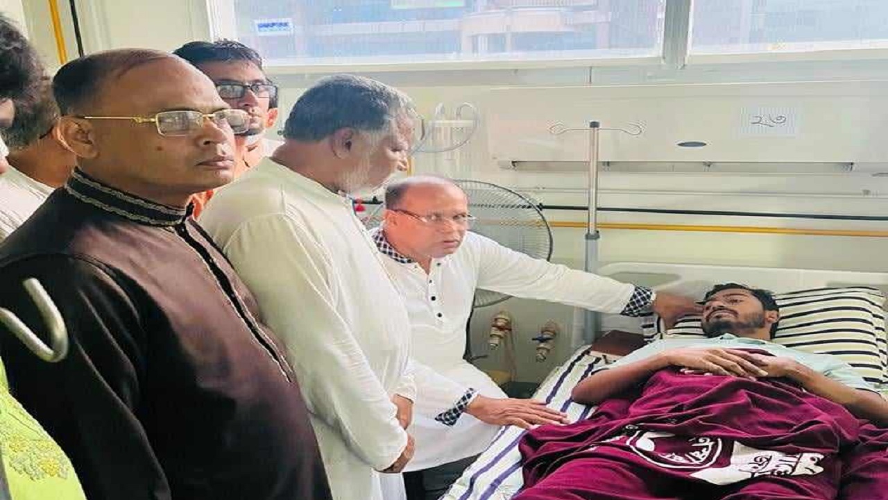 নুরকে হাসপাতালে দেখতে যান জাতীয়তাবাদী সমমনা জোটের সমন্বয়ক ও এনপিপির চেয়ারম্যান ড. ফরিদুজ্জামান ফরহাদ। ছবি : কালবেলা