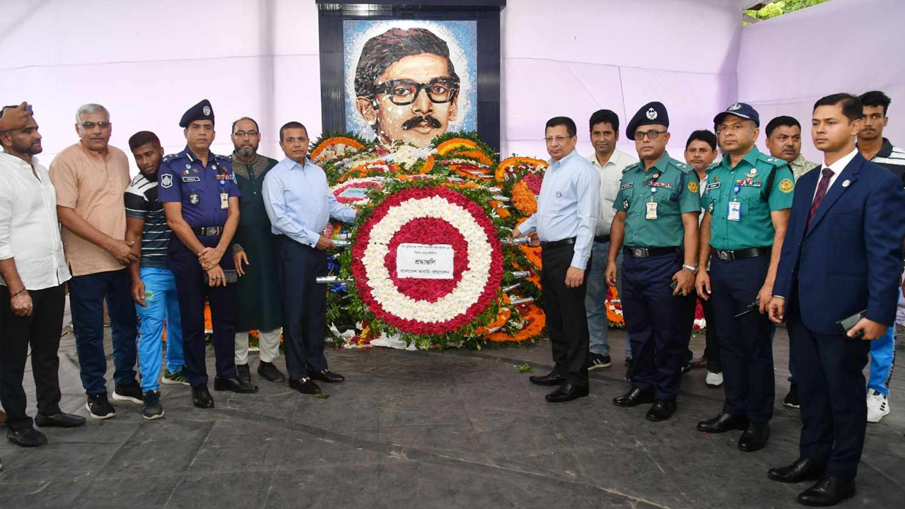 শেখ কামালের প্রতিকৃতিতে আইজিপির শ্রদ্ধা। ছবি : কালবেলা
