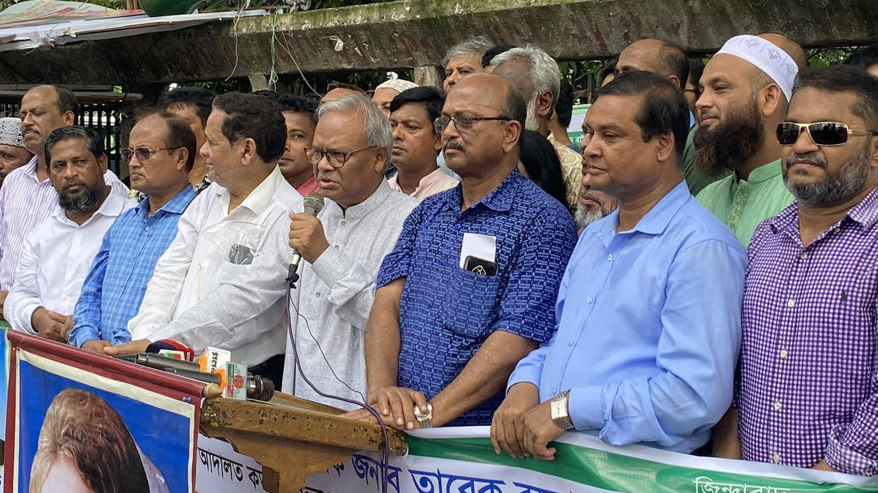 রাজধানীর জাতীয় প্রেস ক্লাবের সামনে এক মানববন্ধনে বিএনপির সিনিয়র যুগ্ম মহাসচিব রুহুল কবির রিজভী। ছবি : কালবেলা