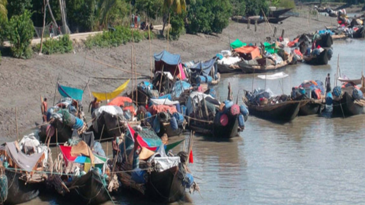 সাতক্ষীরায় অবৈধভাবে কাঁকড়া ধরার অভিযোগে পৃথক অভিযানে পাঁচটি নৌকা ও এক জেলেকে আটক করেছে বন বিভাগ। ছবি : কালবেলা