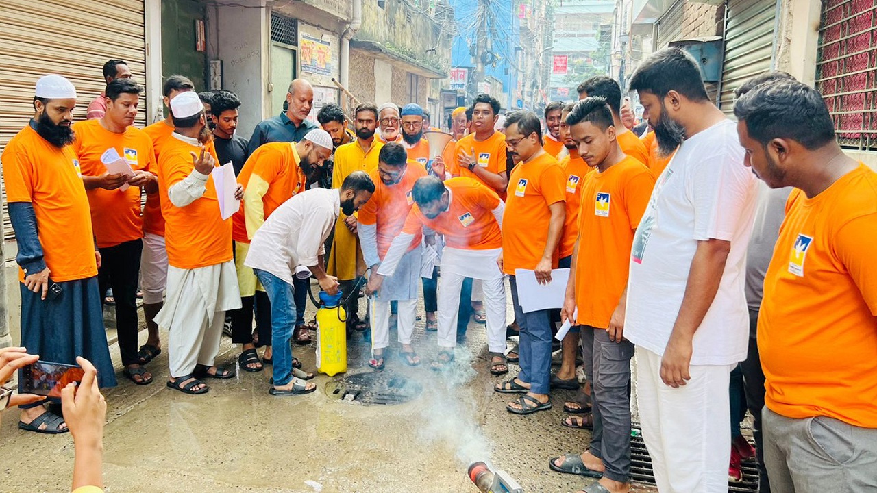 মাসব্যাপী ডেঙ্গু প্রতিরোধ অভিযানের উদ্বোধনীতে কিশলয় সংসদের সদস্যদের সঙ্গে অতিথিরা। ছবি : সংগৃহীত