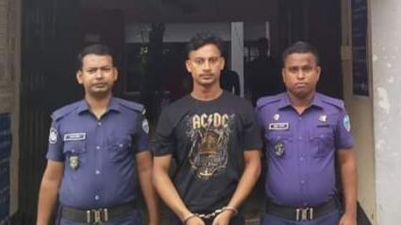 পুলিশ সদস্যদের মাঝে অপহরণ মামলার আসামি এনাম। ছবি: সংগৃহীত
