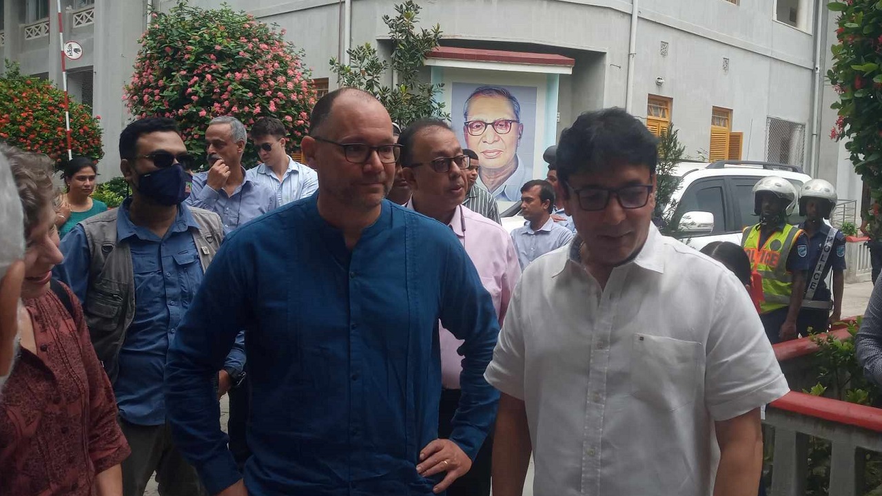 কুমুদিনী হাসপাতাল পরিদর্শনে যান বাংলাদেশে নিযুক্ত মার্কিন রাষ্ট্রদূত পিটার ডি হাস। ছবি : কালবেলা