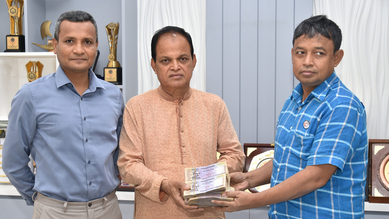 জুয়েলার্সের মালিককে ১২ লাখ টাকা ও স্বর্ণালংকার ফিরিয়ে দিয়েছেন ডিবিপ্রধান মোহাম্মদ হারুন অর রশীদ। ছবি : কালবেলা