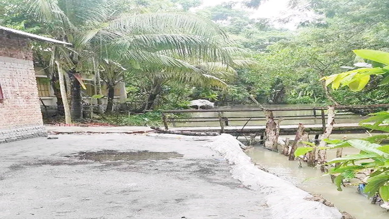 ঝালকাঠি উপজেলার আরুয়া সোনারগাঁও গ্রামের জে. কে. মাধ্যমিক বিদ্যালয়ের সামনের অংশের খালে খুঁটি গেড়ে বালু ফেলে রাস্তা তৈরি করা হচ্ছে। ছবি: কালবেলা