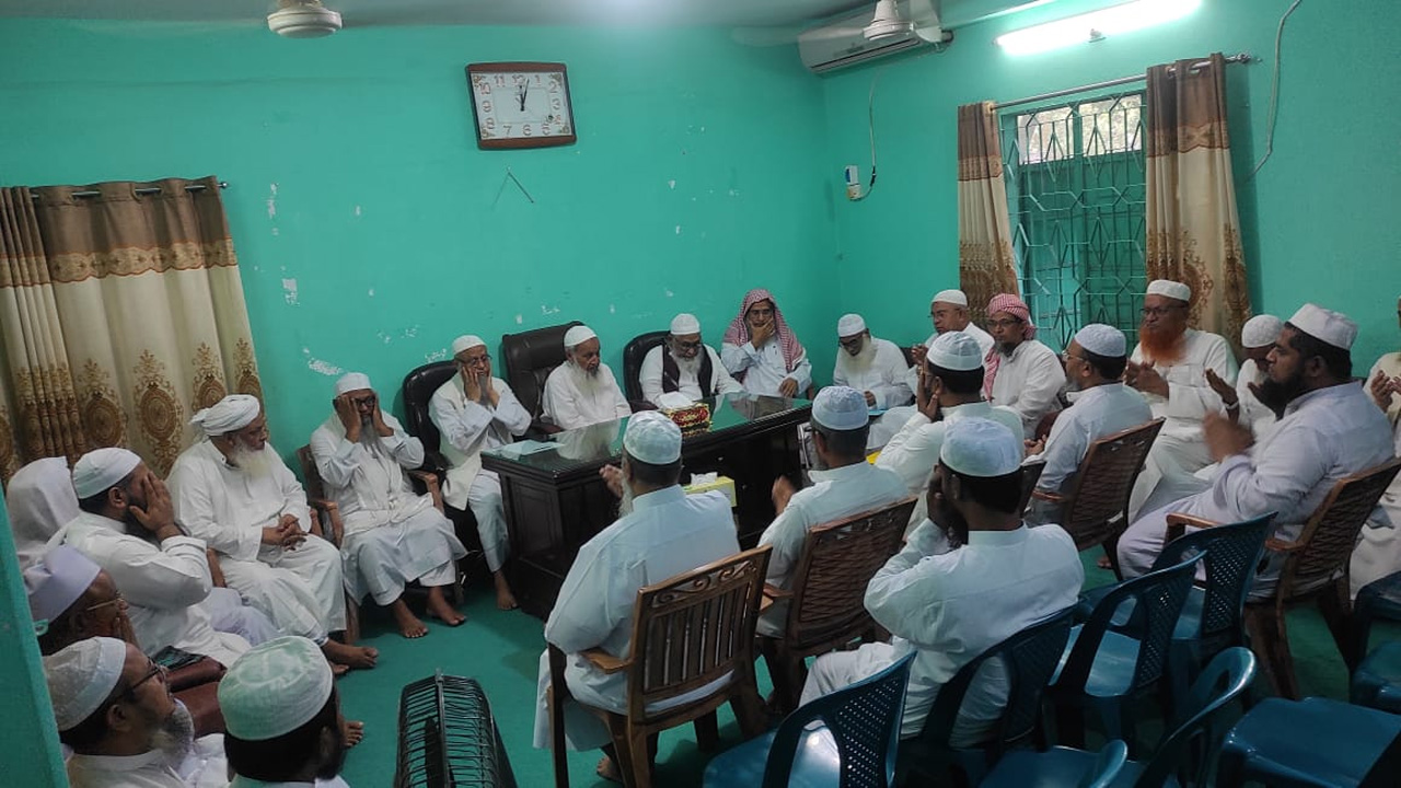 হেফাজতের কেন্দ্রীয় কমিটির সভায় উপস্থিত নেতারা। ছবি : কালবেলা