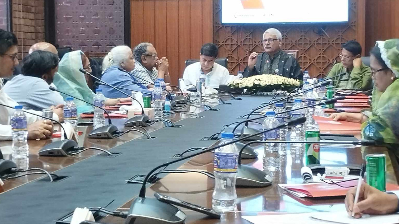 পার্লামেন্ট মেম্বার্স ক্লাবে যক্ষ্মা নির্মূলে সংসদীয় ককাসবিষয়ক মতবিনিময় সভা। ছবি : কালবেলা