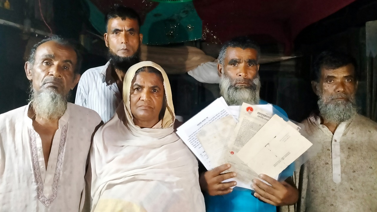 মুক্তিযুদ্ধে অংশগ্রহণের স্বপক্ষের কাগজপত্র হাতে আরজ আলী বয়াতির সন্তানরা। ছবি : কালবেলা