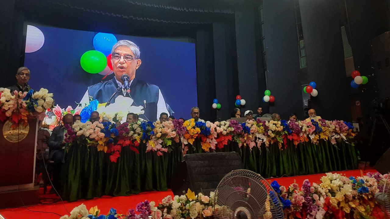 শনিবার বাংলাদেশ পুস্তক প্রকাশক ও বিক্রেতা সমিতির ৪২তম বার্ষিক সাধারণ সভায় অতিথিরা। ছবি : কালবেলা