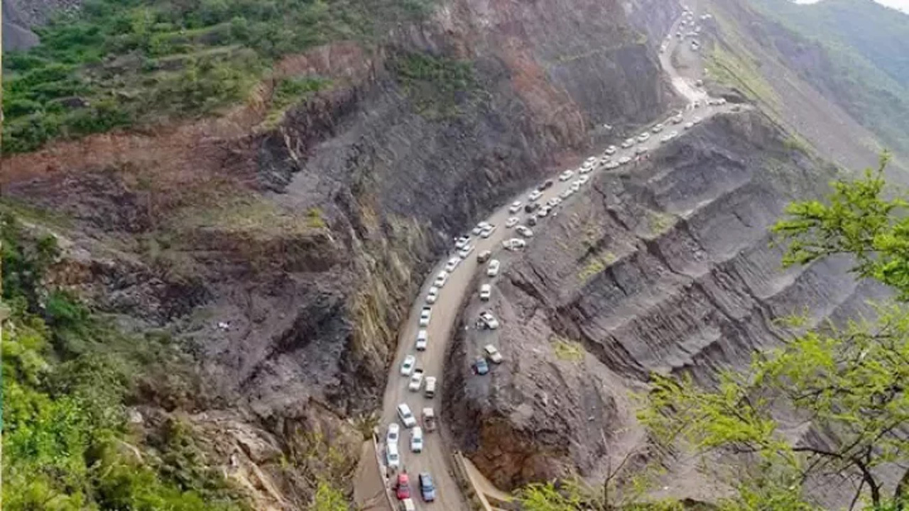 পাহাড়ের খাদে পড়ে তিন টুকরো হয়ে যায় রিমাদের বহন করা গাড়িটি। ছবি : সংগৃহীত