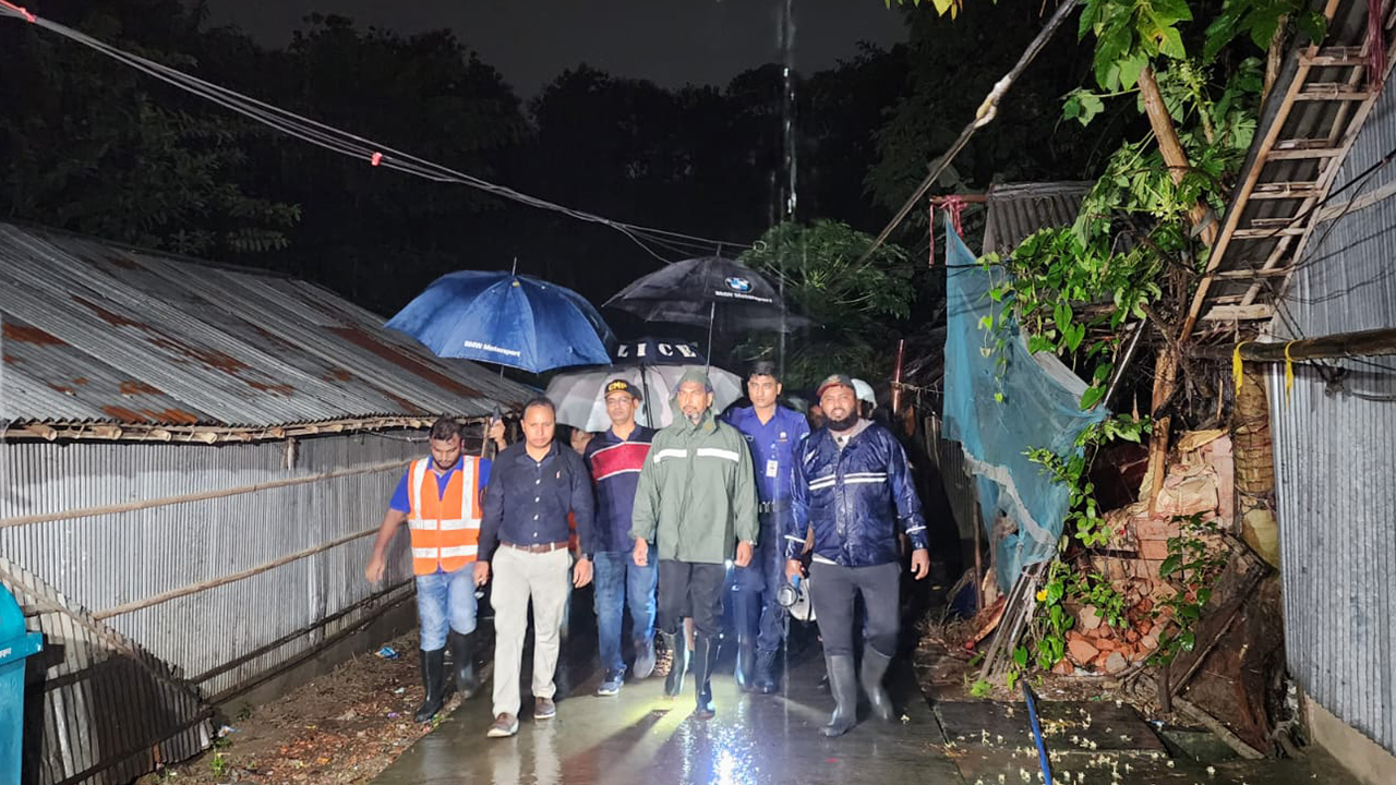 পাহাড়ে বসবাসরতদের নিরাপদ আশ্রয়স্থলে নেওয়ার জন্য চট্টগ্রামের জেলা প্রশাসক অভিযান পরিচালনা করেন। ছবি : কালবেলা