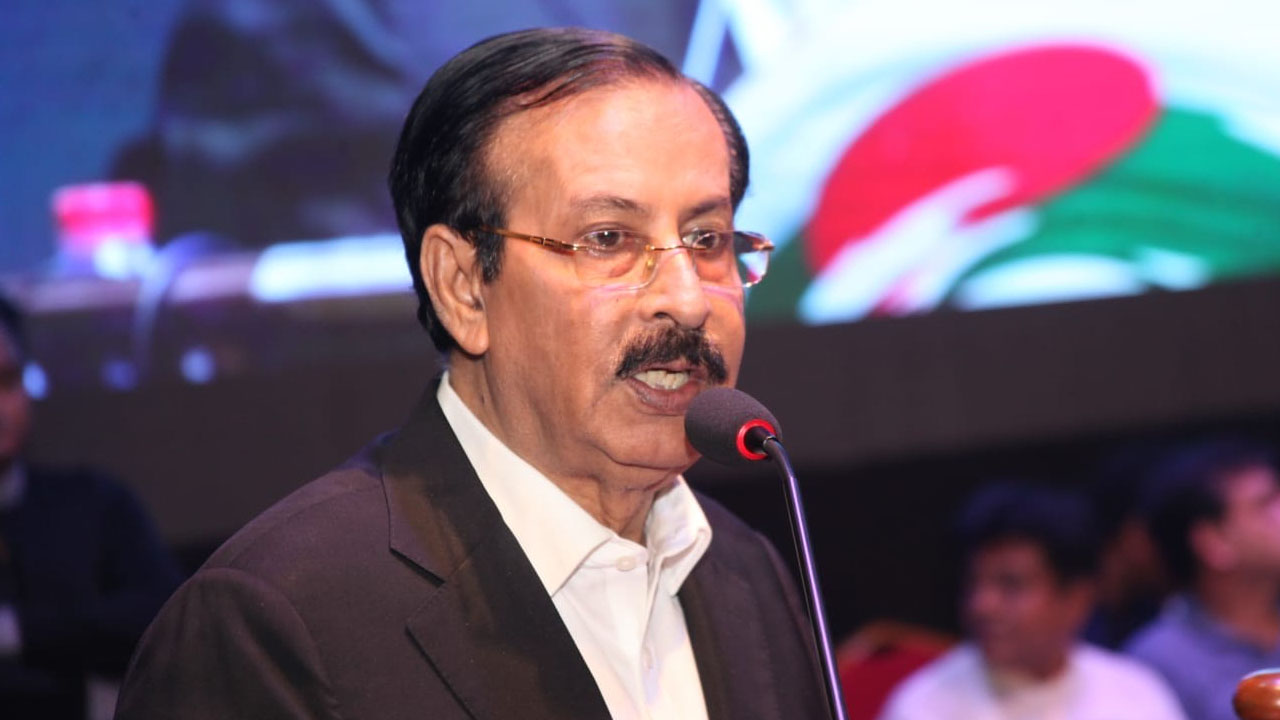 বাংলা একাডেমির আবদুল করিম সাহিত্যবিশারদ মিলনায়তনে শনিবার শেখ কামালের ৭৪তম জন্মবার্ষিকীর অনুষ্ঠানে বক্তব্য দেন আওয়ামী লীগের সভাপতিমণ্ডলীর সদস্য শেখ ফজলুল করিম সেলিম। ছবি: কালবেলা