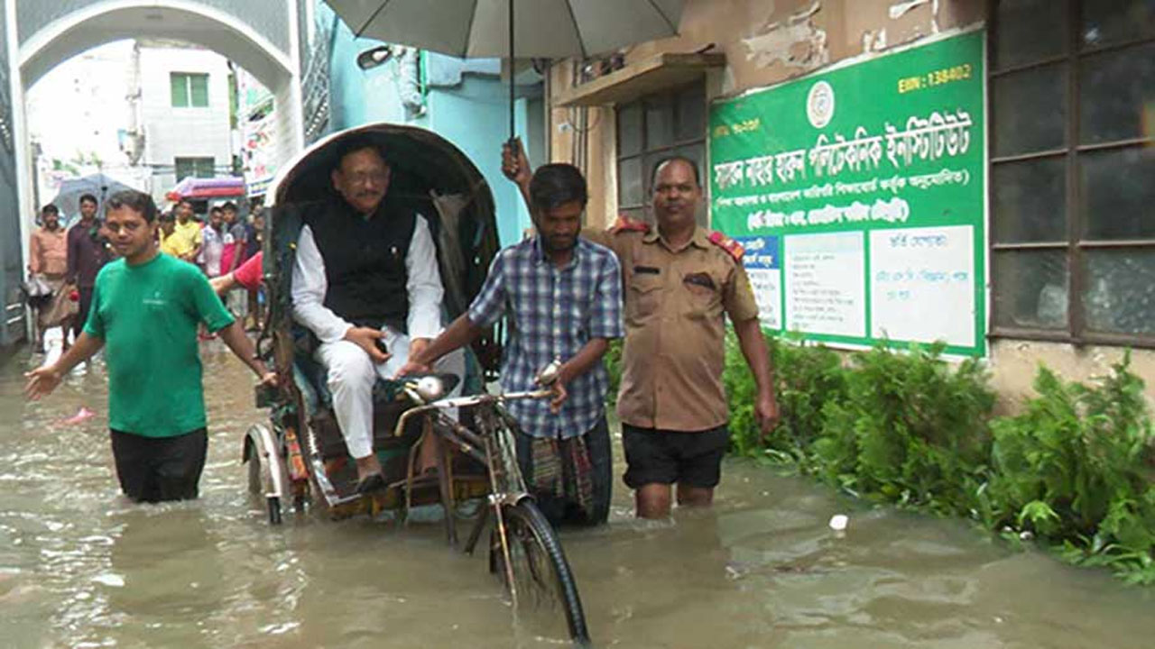 হাঁটু পানিতে রিকশায় করে বাসায় যাচ্ছেন চসিক মেয়র মো. রেজাউল করিম চৌধুরী। ছবি: সংগৃহীত