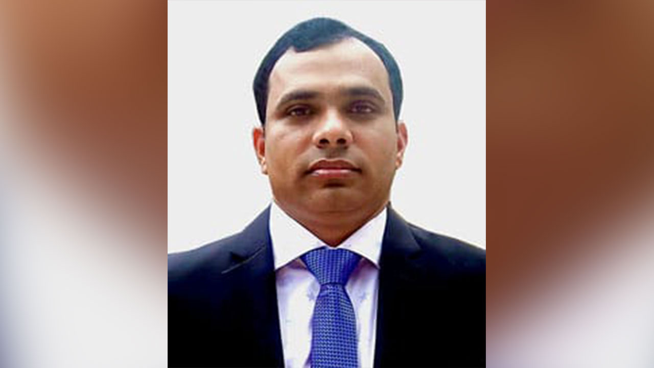 জনস্বাস্থ্য অধিদপ্তরের প্রকৌশলী আলমগীর হোসেন। ছবি : কালবেলা