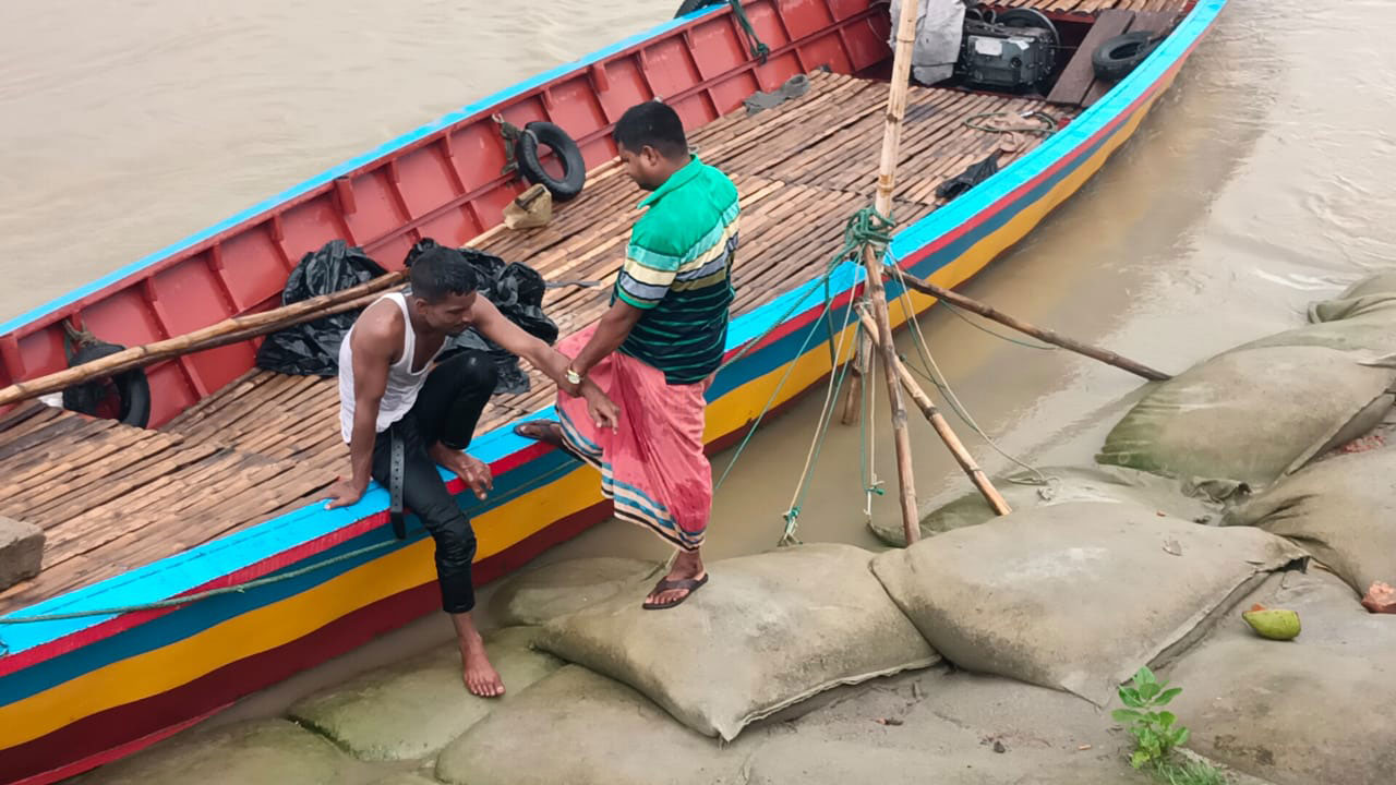 উদ্ধারের পর বিশ্রাম নিচ্ছেন নদীতে ঝাঁপ দেওয়া যুবক। ছবি: কালবেলা