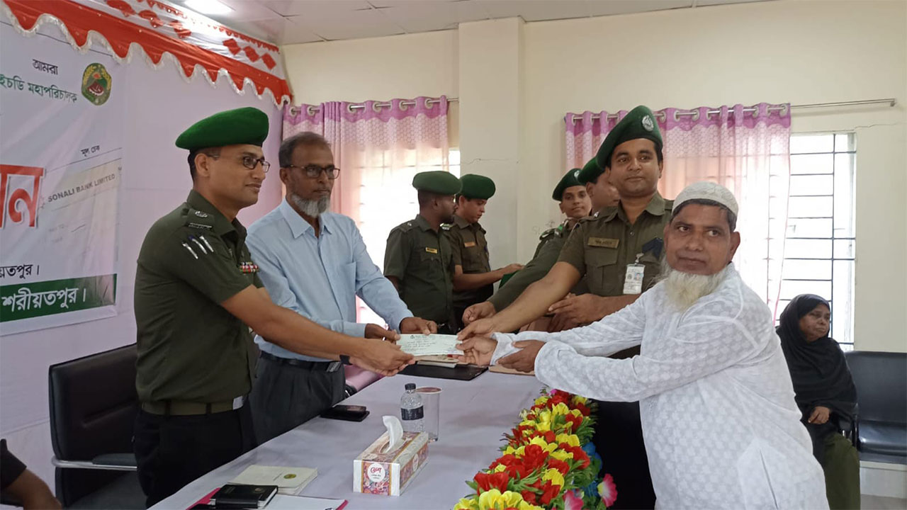 বাংলাদেশ আনসার ও গ্রাম প্রতিরক্ষা বাহিনীর কাছ থেকে টাকার চেক নিচ্ছেন আব্দুল মান্নান রাড়ী। ছবি: কালবেলা