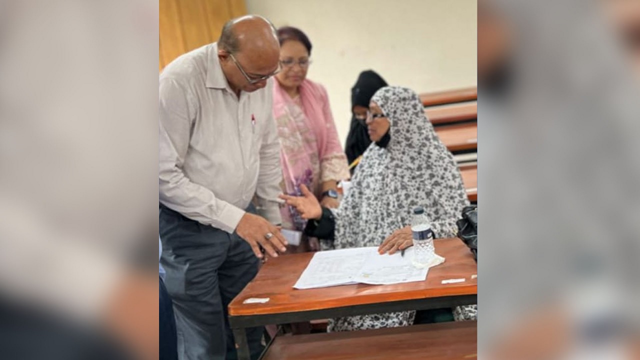 ভর্তি পরীক্ষা দিচ্ছেন সাজেদা বেগম। ছবি : সংগৃহীত