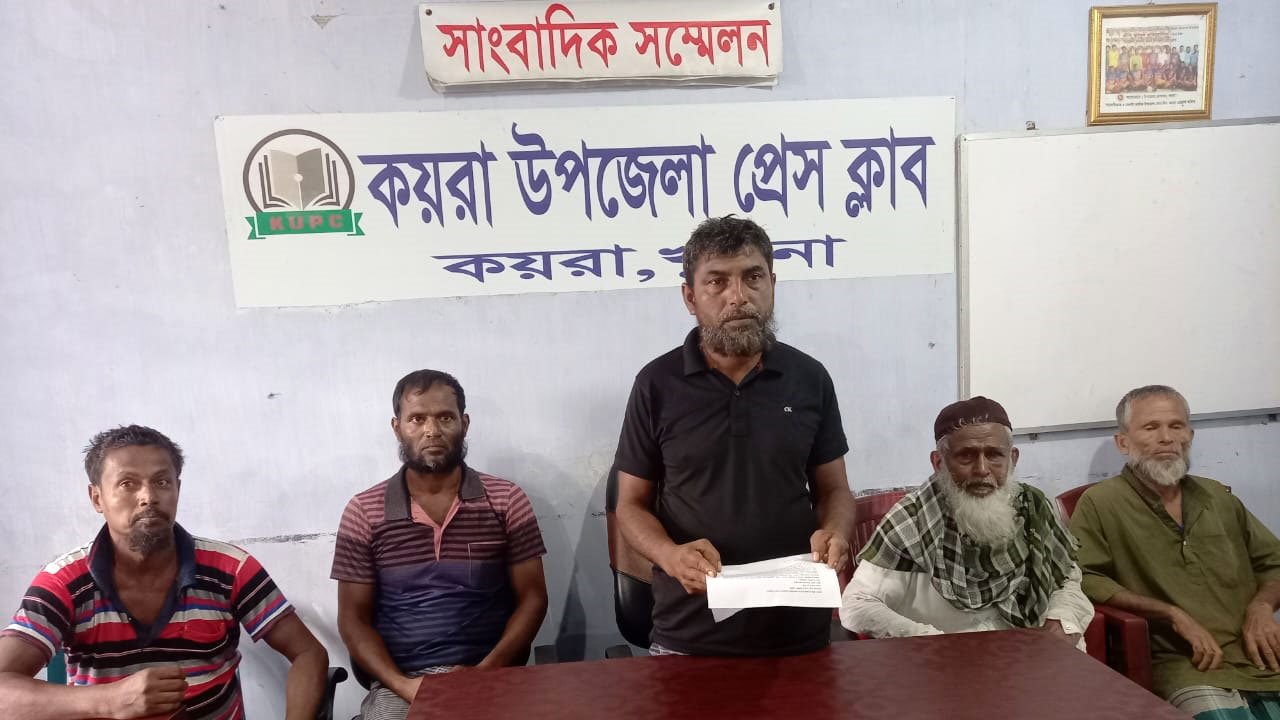 কয়রা উপজেলা প্রেসক্লাবে সংবাদ সম্মেলন করেছেন ভুক্তভোগীরা। ছবি : কালবেলা
